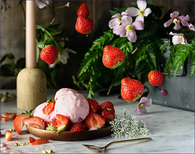 딸기가 테이블에 떨어지는 모습 디저트 사진