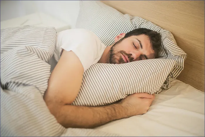 침대에 남성이 혼자 자는 모습
